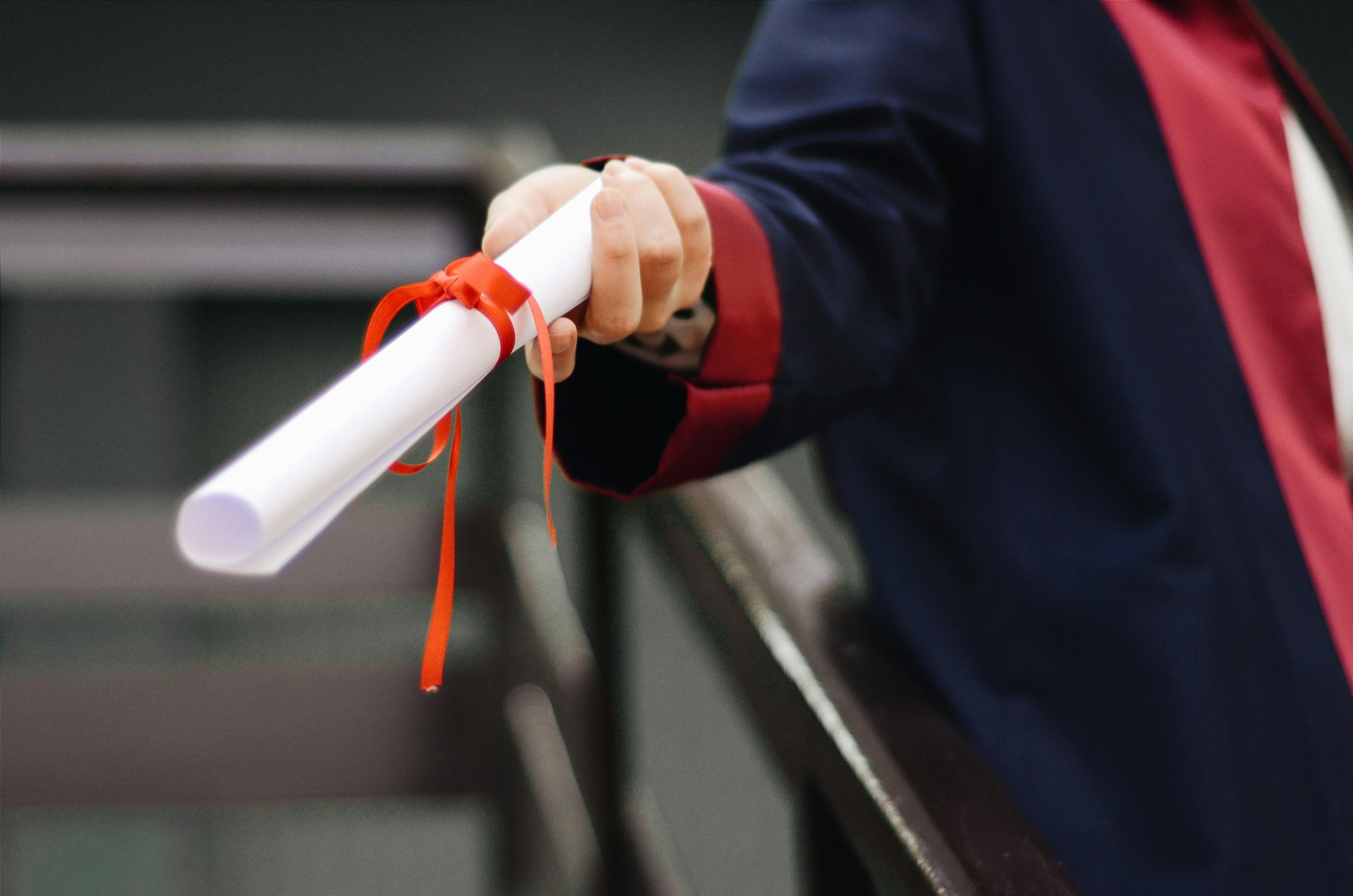 Jeune diplômé le jour de la remise des diplômes