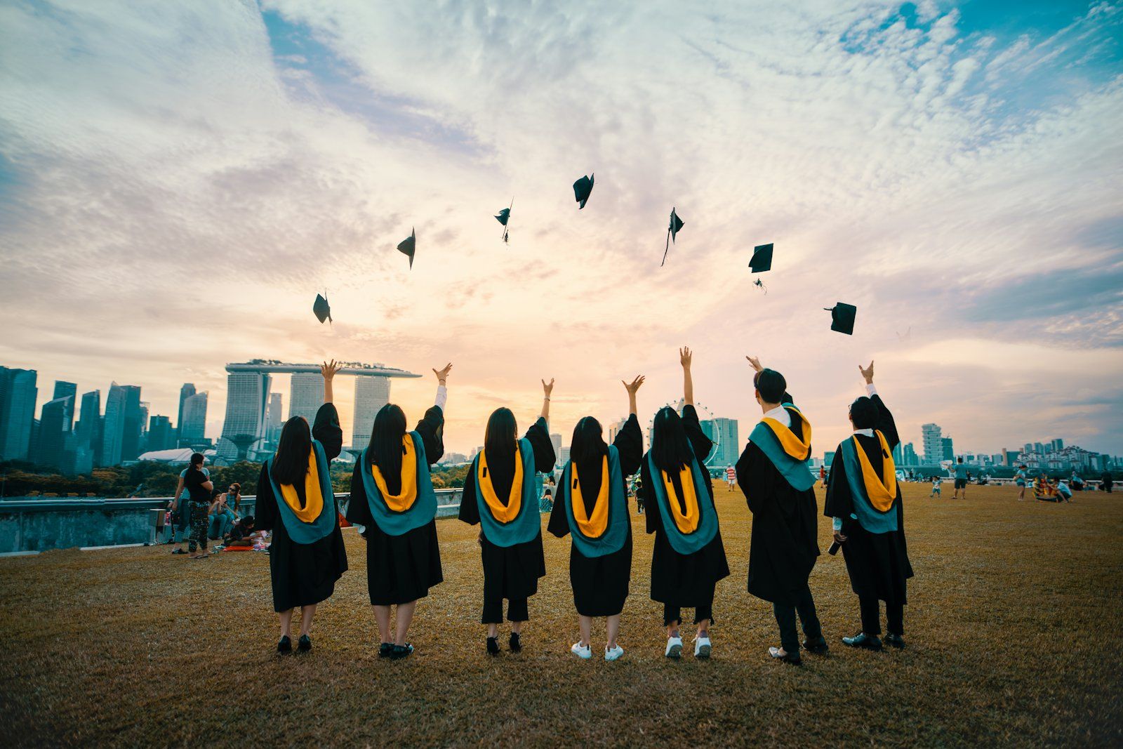 Étudiants célébrant leur remise de diplôme au coucher du soleil