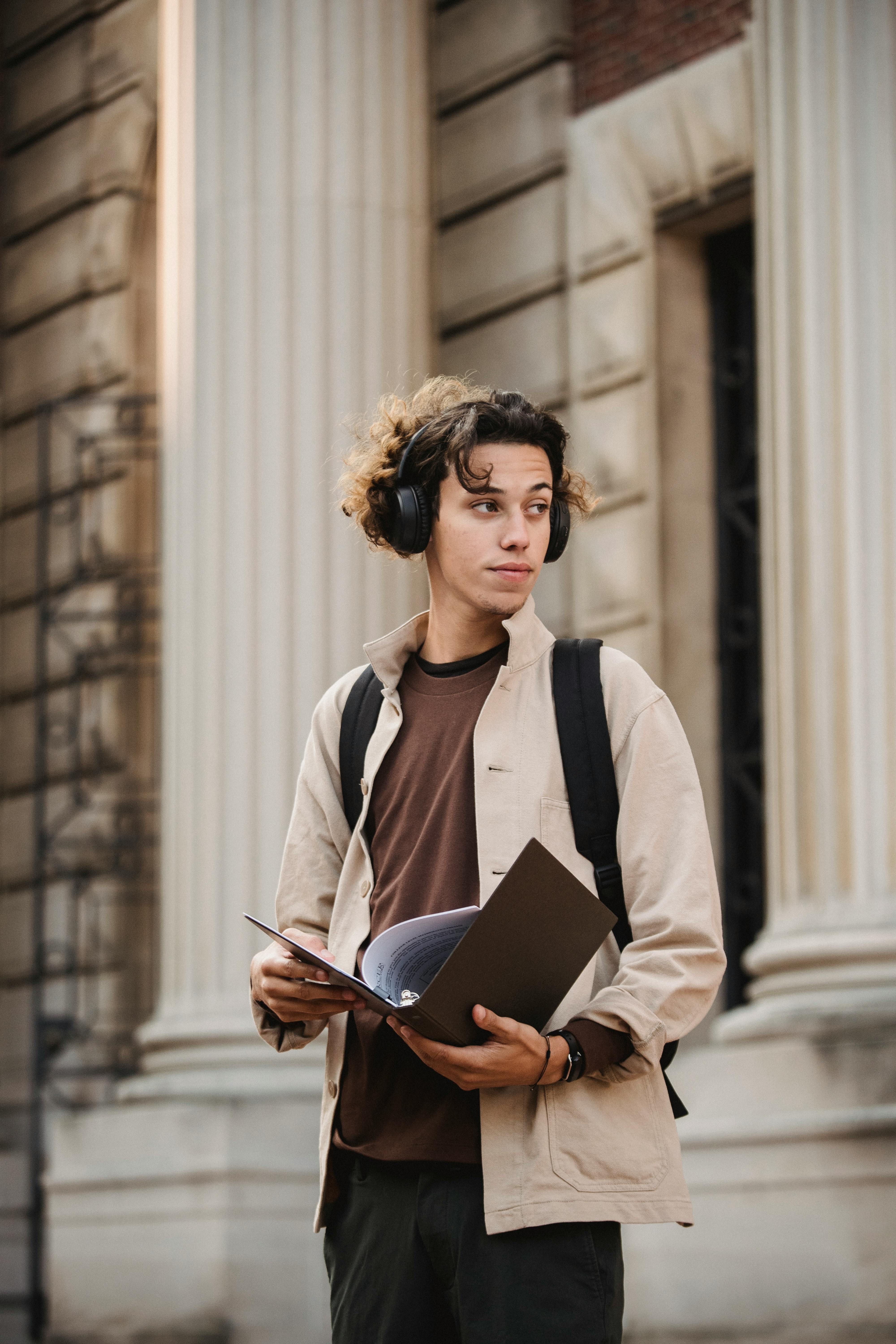 Lycéen en route vers son campus, carnet à la main